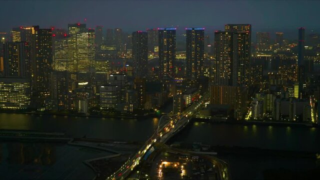 東京、汐留から築地大橋、隅田川、東京オリンピック村を臨む。夕方から夜にかけて、曇りから段々と雷雨になり晴れていくタイムラプス。