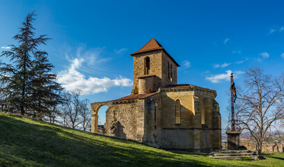 Fototapeta premium Vertaizon (Puy de Dome, France) - Vue panoramique de l'ancienne église Notre-Dame dominant la plaine de Limagne
