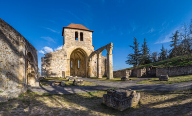 Vertaizon (Puy de Dome, France) - Vue panoramique de l'ancienne &eacute;glise Notre-Dame dominant la plaine de Limagne