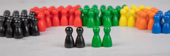 Holzfiguren in den Farben deutscher Parteien, davor vier Figuren als Symbol f&uuml;r die Kanzlerkandidaten der CDU/CSU und der Gr&uuml;nen