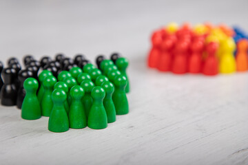 Holzfiguren in den Farben deutscher politischer Parteien, die Grünen und der...