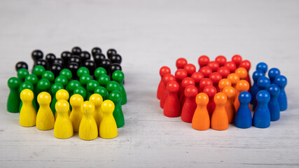 Holzfiguren in den Farben deutscher politischer Parteien, die Grünen, FDP und der...