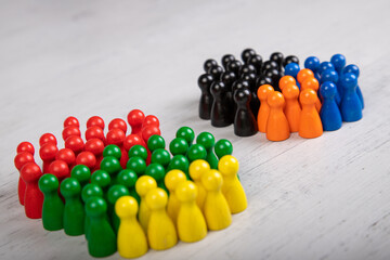 Holzfiguren in den Farben deutscher politischer Parteien, die Grünen, FDP und der SPD als...