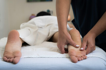Obraz na płótnie Canvas close up of a person receiving a massage