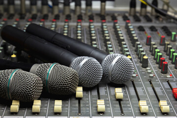 Wireless microphone UHF system for online education.