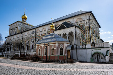 Fototapeta premium golden towers and ancient architectural solutions of the Trinity-Sergievskaya Lavra in Sergiev Posad on a sunny spring day 