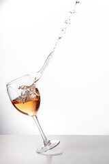 Wein im Weinglas mit spritzer aus dem Glas