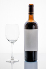 weinglas mit weinflasche und leerer etikette und platz für Text