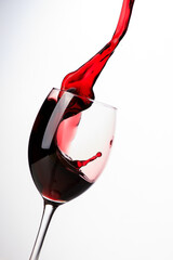 Rotwein im Glas mit spritzer aus dem Weinglas und platz für text