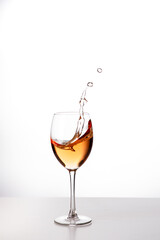 Wein im Weinglas mit spritzer aus dem Glas