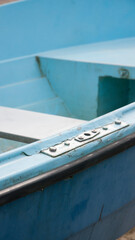 Casco de barco pintado de azul deteriorado