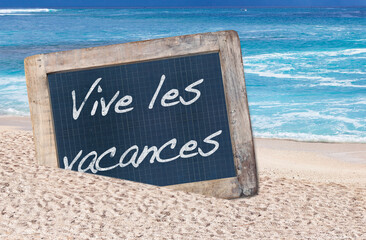 Vive les vacances sur ardoise vintage dans le sable de plage 