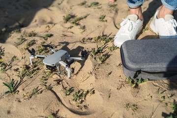 Drone y mando de drone en la playa