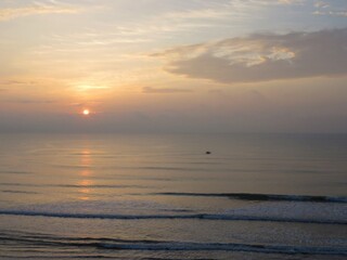 Amanecer nublado sobre las costas de Port Saplaya.