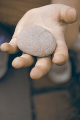 Kinderhand mit Stein