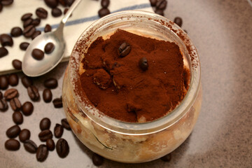 dolce tiramisù in boccale di vetro  tipico dolce italiano con formaggio mascarpone caffè cacao biscotti savoiardi