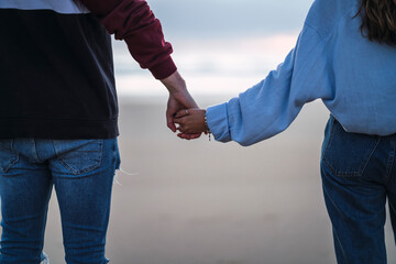Pareja de chico y chica juntos en la playa sonriendo y pasandolo bien