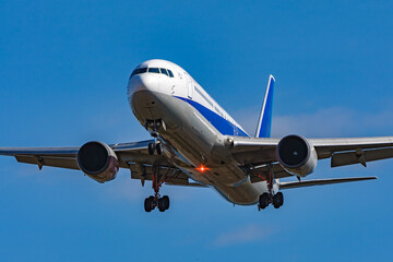 青空をバックに迫力ある飛行機