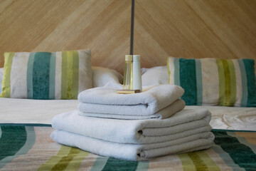 toallas y toallones ordenados sobre la cama de un hotel