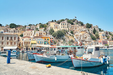 Obraz premium Moored motorboats on azure sea with reflection against city