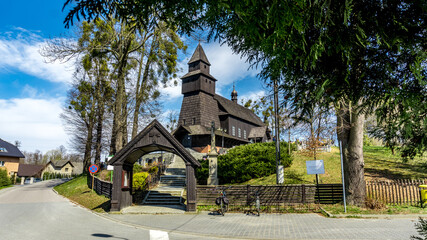 Drewniany zabytkowy kościół na Śląsku w Polsce we wsi Pielgrzymowice