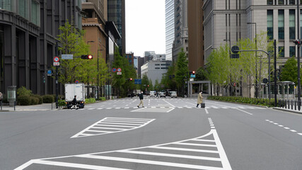 Fototapeta premium people walking in the city
