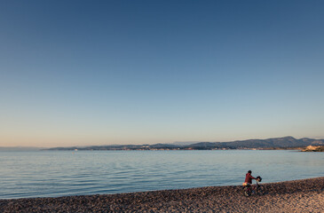 personne seule avec son vélo sur une plage de la Côte d'Azur près de la Seyne sur Mer