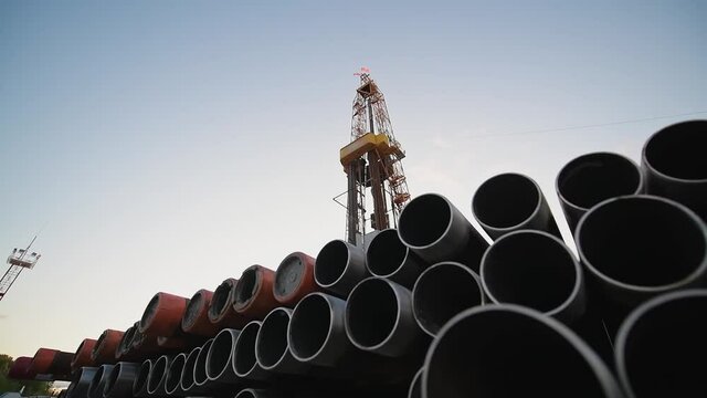Operation of a drilling rig on an oil platform in the oil and gas industry.