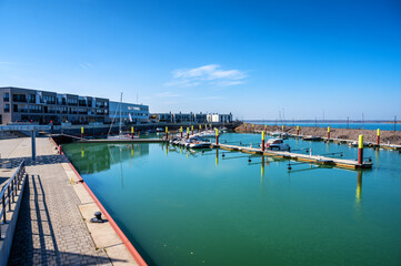 Der Revierhafen in Zwenkau am Zwenkauer See bei blauem Himmel