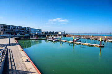Obraz premium Der Revierhafen in Zwenkau am Zwenkauer See bei blauem Himmel
