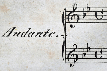 Antikes vergilbten Notenblatt mit Violinschlüssel und dem Wort: Andante