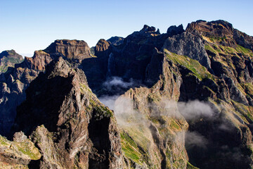 Obraz premium The famous hiking trail from Pico do Arieiro to Pico Ruivo, Madeira, Portugal