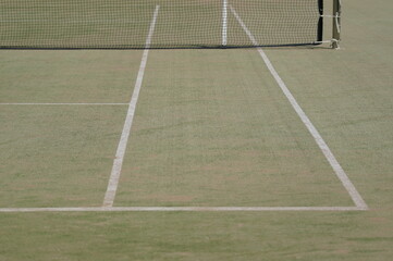 Obraz premium テニスコートにピンと張られたネット
