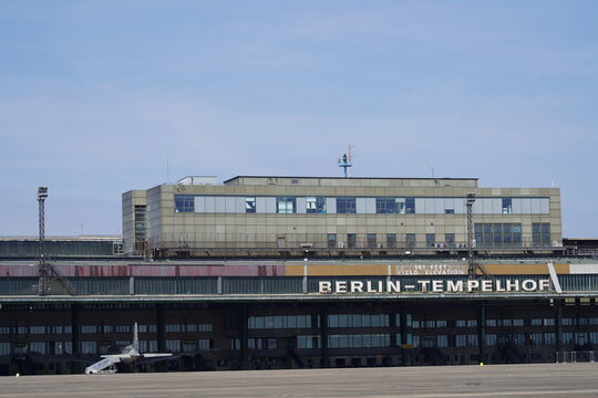Flughafen Tempelhof mit Douglas C-54 Skymaster in Berlin am 11.04.2021