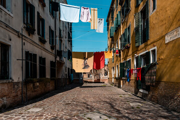 Fototapeta na wymiar VENICE, IT - MARCH 07 2021: laundry hangs between houses in Venice