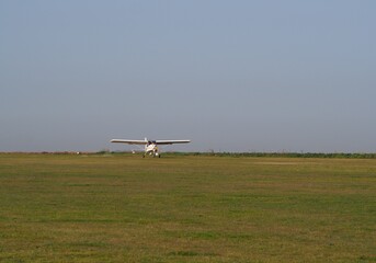 aparato de vuelo biplaza color blanco tomando tierra en el aeródromo, lerida, españa, europa 