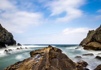 Fototapeta na wymiar Larga exposición en playa con rocas