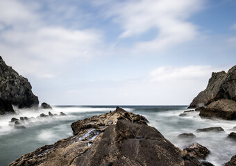 Larga exposición en playa con rocas