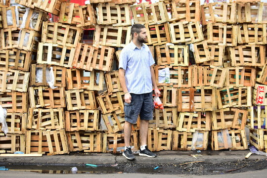 Hombre en una calle del mercado 4 de Asuncion Paraguay