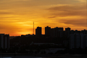 Pôr do sol dourado na cidade Maceió, Alagoas.