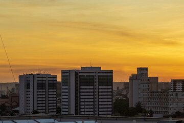 Pôr do sol dourado na cidade Maceió, Alagoas.