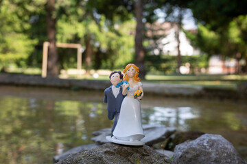 Figuras de novios en una roca de un estanque