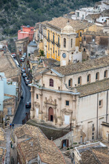 Obraz premium Casas y templos en el centro histórico del barrio de Ragusa Ibla en Sicilia, Italia