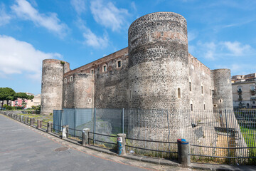 Fototapeta na wymiar Vista de los muros exteriores del castillo de Ursino en Catania, Sicilia, Italia