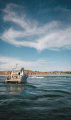 Naklejka premium yacht on a sunny summer day against the backdrop of the hills