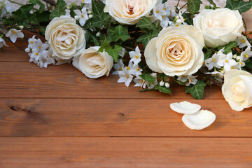 Weiße Rosen auf Holzuntergrund.