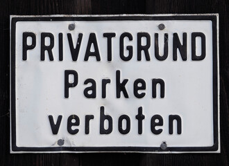 Naklejka premium Hinweisschild - Privatgrund Parken verboten