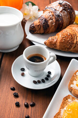 Classica e salutare colazione italiana in tavola 