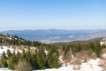 Vue sur la vallée au pied du massif du Vercors (Isère, France)