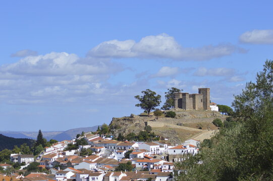 Casas y castillo de Cortegana en la provincia de Sevilla en un d&iacute;a solead.